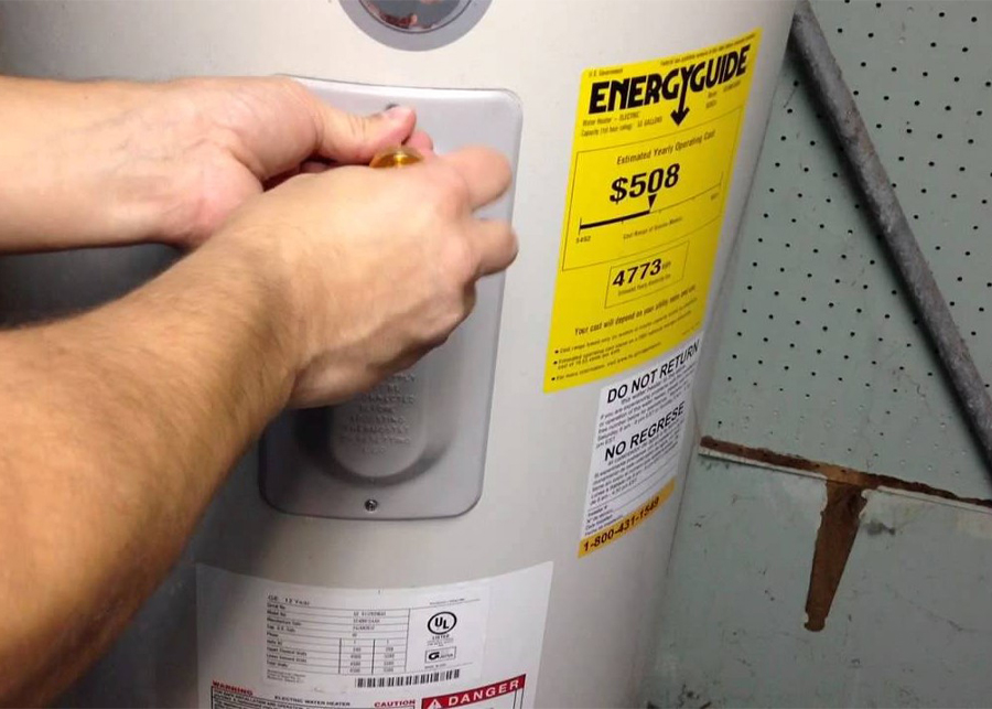Do you have to turn gas off to drain water heater?